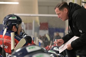 Eishockey-Wölfe aus dem Erzgebirge starten als Favorit - und mit prickelnden Neujahrsgrüßen - Wölfe-Coach Sven Schröder (r.) hat auch für die Partie gegen Dresden einen klaren Plan. Schönheide startet als Favorit ins neue Jahr.