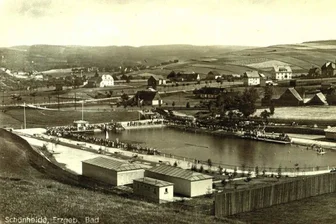 Eishockey-Wölfe aus dem Erzgebirge suchen Schätze - Die Anfänge des Schönheider Eishockey-Sports begannen im einstigen Freibad der Gemeinde. Die Postkarte zeigt es im Jahr 1936.
