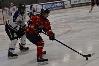 Eishockey-Wölfe aus dem Erzgebirge übernehmen die Tabellenspitze - und der Trainer gibt sich wortkarg - Lukas Lenk (r.) und die Wölfe fiebern dem Duell der Duelle in der Hauptrunde entgegen.