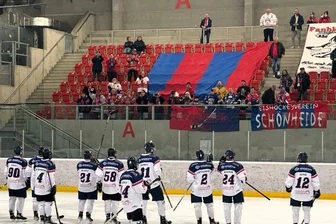 Eishockey-Wölfe aus dem Erzgebirge überraschen in Berlin sogar ihren Trainer - In Berlin erlebten rund 50 Wölfefans einen starken Auftritt ihrer Mannschaft.