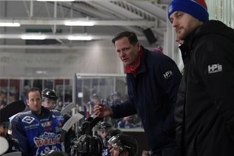 Eishockey-Wölfe aus dem Erzgebirge verlieren Test in Amberg und schärfen personell nach - Nächste Woche beginnt die neue Saison in der Regionalliga Ost. Bis dahin hat Schönheides Coach Sven Schröder offenbar noch viel zu tun.