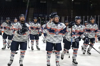 Eishockey-Wölfe aus dem Erzgebirge vollziehen letzten Akt der Hauptrunde in Berlin - Bei den Eisbären Juniors Berlin haben die Schönheider Wölfe erneut jubeln dürfen.