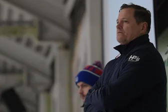 Eishockey-Wölfe aus dem Erzgebirge vor dem scharfen Start: Trainer warnt vor Stillstand - Vor Wölfe-Coach Sven Schröder und seinem Team liegt die neue Saison. Nicht nur die Regionalliga birgt Herausforderung, sondern auch das Umfeld.