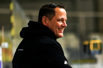 Eishockey-Wölfe aus dem Erzgebirge vor den Playoffs – das sagt der Trainer zu Zielen und Chancen - Wölfe-Coach Sven Schröder darf zuversichtlich auf die Playoffs blicken.