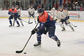 Eishockey-Wölfe aus Schönheide laufen bei den Eisbären als Favorit auf - Tomas Rubes und die Schönheider Wölfe sind in Berlin Favorit.