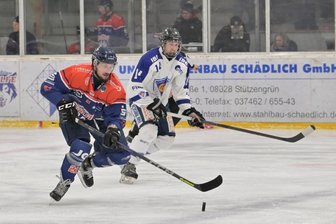 Eishockey-Wölfe aus Schönheide: Warum dem Gäste-Coach aus Dresden neun Gegentore zu wenig sind - Tomas Rubes eröffnete gegen den ESC Dresden den Torreigen in allen drei Spieldritteln und durfte damit einen Hattrick bejubeln.