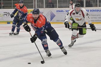 Eishockey-Wölfe feiern zuhause ein 9:4 – warum der Trainer trotzdem was zu meckern hat - Nach nicht einmal zwei Minuten eröffnete Schönheides Tomas Rubes den Torreigen gegen die Luchse aus Lauterbach.