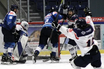 Eishockey-Wölfe gehen zweimal in die Verlängerung und zementieren ihren Spitzenplatz - Erlösender Jubel bei Schönheide über den späten Siegtreffer in Chemnitz. Die Wölfe entschieden das Derby bei den Crashers haarscharf für sich. Ähnlich verlief das folgende Heimspiel gegen FASS Berlin.