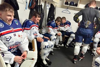 Eishockey-Wölfe knöpfen Luchsen die Punkte ab und wappnen sich damit für den Derbykracher - Seltener Blick in die Kabine: In Lauterbach hatten die Wölfe am Ende gut lachen.
