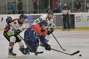 Eishockey-Wölfe mit dem Rücken zur Wand: Top-Duell im Erzgebirge - Der Schönheider Florian Heinz (M.) und sein Team stehen vor einem Top-Duell. Am Sonnabend läuft Spitzenreiter FASS Berlin im Wolfsbau auf.