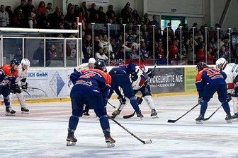 Eishockey-Wölfe mit Wut im Bauch: Gelingt im Erzgebirge die Revanche gegen die Eisbären aus Berlin? - Die Schönheider Wölfe sind diesen Sonnabend auf Revanche aus. Foto: Markus Gläß/Verein
