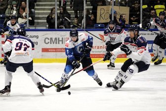 Eishockey-Wölfe scheitern an sich selbst: Knappe Niederlage im ersten Derby gegen Chemnitz - Mit 2:3 unterlagen die Schönheider Wölfe am Sonnabend in Chemnitz.