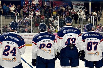 Eishockey-Wölfen aus Schönheide gelingt gegen Niesky auch der dritte Streich - Mit einem Fanbus im Schlepptau waren die Schönheider Wölfe in die Lausitz gereist. Und machten gegen Niesky den dritten Kantersieg dieser Saison perfekt.