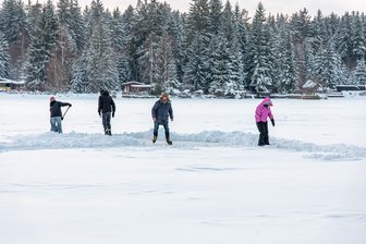 Eisige Gefahr: Warum es Erzgebirger trotz Warnungen auf zugefrorene Gewässer zieht - Eisläufer wagen sich auf die Eisfläche, die sich auf dem Greifenbachstauweiher gebildet hat.
