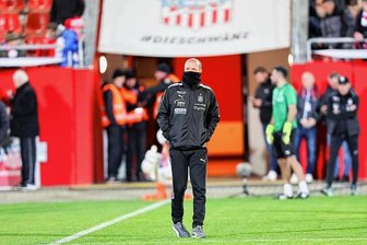 Eisige Zeiten für FSV-Trainer Joe Enochs - Eisige Zeiten für Joe Enochs in Zwickau. Sollte sein Team in Halle verlieren, könnte es das letzte Spiel für ihn als FSV-Trainer gewesen sein.