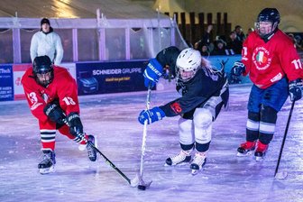 Eisiges Vergnügen: Freiberger Puckjäger begeistern 200 Zuschauer im Schlosshof - Eiskalt im Abschluss: Die EHF Pirates (in Rot) drehten in der zweiten Hälfte richtig auf und erzielten 10 Tore noch gegen das Brutal Gartenteam.