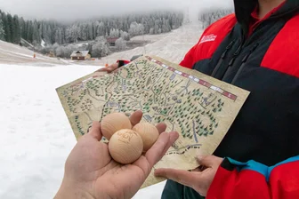 Eisiges Vergnügen und rätselhafter Weg: Wie Oberwiesenthal Gäste am Fichtelberg auch ohne Schnee ködern will - Wer den neuen Abenteuerweg am Fichtelberg beschreitet, sollte sich zuvor Schatzkarte und Murmeln holen.