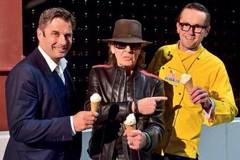 Eiskalt im Geschäft: Hier gibt es was zu schlecken - Andreas Marschner (rechts) verwöhnte Udo Lindenberg und Arena-Chef Ralf Schulze mit Eierlikör-Eis.