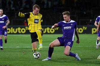 Eiskalte Jungstars und ein aberkanntes Tor: FC Erzgebirge Aue verliert in Dortmund - Cole Campbell (links) stiftete viel Unruhe in der Auer Hintermannschaft um Erik Majetschak.