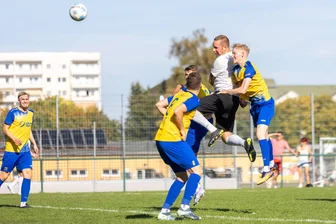 Eiskalter Doppelschlag beim heißen Sommer-Comeback: Freibergs Offensivkräfte zu cool für Annaberg - Dieser Kopfball von Patrick Löbel (M.) krachte in der ersten Hälfte nur an die Latte des Gästetores.