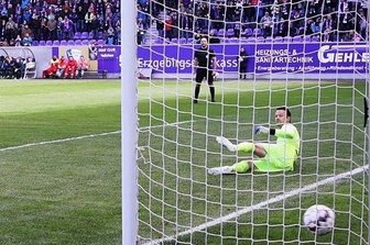 Eiskalter Nazarov bringt Erzgebirgsstadion zum Kochen - Der entscheidende Elfmeter: Dimitrij Nazarov schickt Bochums Torhüter Manuel Riemann in die falsche Ecke. 