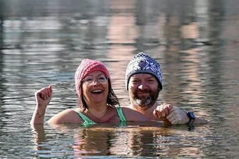 Eiskaltes Hobby: Ein Ehepaar taucht ab - Yvonne und Enrico Stein aus Grünhain haben sichtlich Spaß bei ihrem eisigen Hobby. 