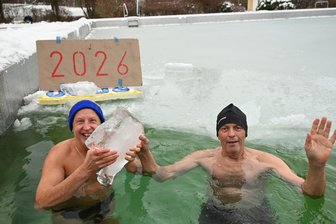 Eiskaltes Neujahrsritual: Die Oederaner Winterschwimmer trotzen der Kälte - 