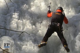 Eiskletterer erklimmen Blauenthaler Wasserfall -