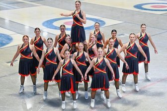 Eiskunstlauf: Chemnitzer Formationsteam kommt seinem großen Traum ein Stück näher - Die Chemnitzer Formation Skating Graces präsentiert ihre speziellen Kostüme. 