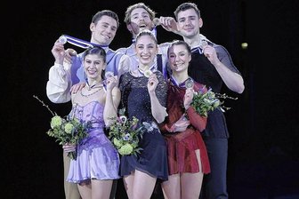 Eiskunstlauf-EM: Strahlende Gesichter mit deutschem Bronze-Paar - Rebecca Ghilardi und Filippo Ambrosini, Sara Conti und Niccolo Macii (beide Italien) sowie Annika Hocke und Robert Kunkel (von links) freuen sich über Edelmetall bei der EM in Finnland.