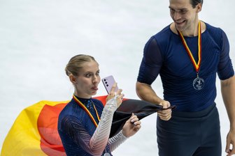 Eiskunstlauf: Hase/Volodin schon top – Chemnitzer Paar bei Nebelhorn-Trophy mit viel Luft nach oben - Das Handy immer am Start: Minerva Hase und der eingebürgerte Nikita Volodin sind Deutschlands Olympiahoffnung auf dem Eis.
