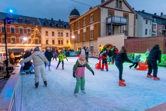 Eislauf im Erzgebirge: Eisbahn öffnet für Besucher und Gruppen - Bis zum 4. Januar lädt die rund 200 Quadratmeter große Eisbahn in Olbernhau zum Schlittschuhlaufen ein.