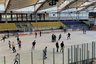 Eislaufen bei strahlendem Sonnenschein: Neues Angebot des Eissportzentrums Chemnitz lockt zahlreiche Besucher an - Zum ersten Mal öffnet das Eissportzentrum Chemnitz auch im Sommer seine Eisfläche für begeisterte Eisläufer.