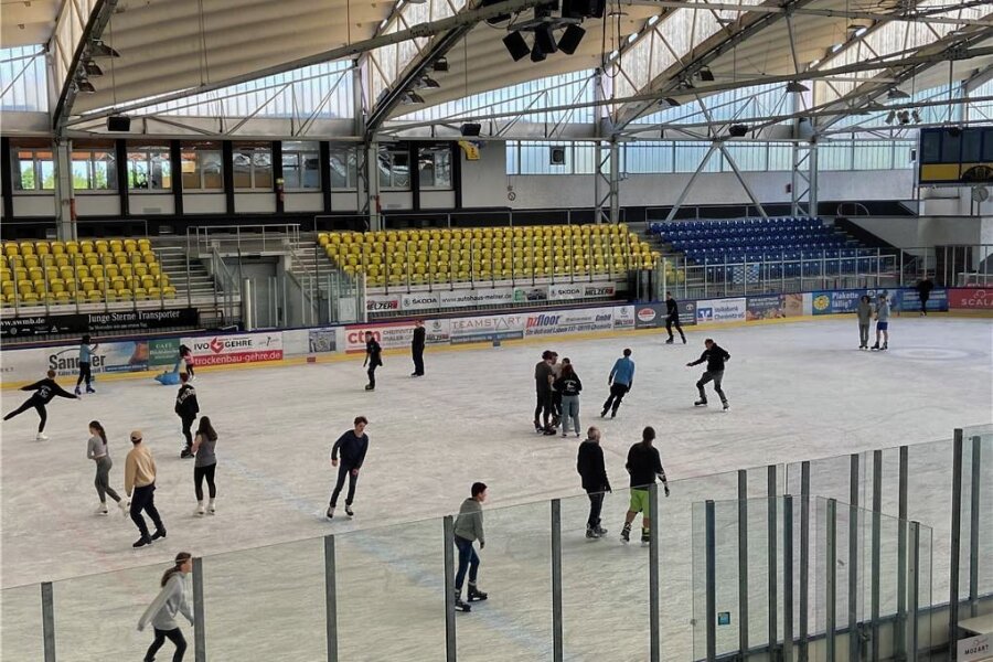 Eislaufen bei strahlendem Sonnenschein: Neues Angebot des Eissportzentrums Chemnitz lockt zahlreiche Besucher an - Zum ersten Mal öffnet das Eissportzentrum Chemnitz auch im Sommer seine Eisfläche für begeisterte Eisläufer. 