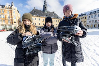 Eislaufen im Erzgebirge? In Annaberg werden Kufenflitzer erneut ausgebremst - Es ist Winter, und es gibt wieder keine Chance zum Schlittschuhlaufen auf dem Marktplatz in Annaberg. Das macht Mia, Lina und Emely (von links) traurig. Sie würden sich riesig über die Eisbahn freuen – besonders in den Ferien.