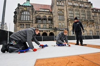 Eislaufen in der Chemnitzer City: In zehn Tagen geht es los - Vom 3. bis 26. Februar kann auf dem Chemnitzer Neumarkt Schlittschuh gefahren werden. Der Aufbau der Kunsteisbahn hat in dieser Woche begonnen. Im Bild: Marcel Sonntag, Marco Hartig und Philipp Schüppel (v. l.)