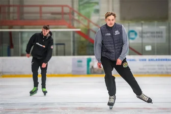 Eislaufen in Schönheide: Das kostet es in dieser Saison - Justin und Maddox Frey (von links) gehören zu den Jugendlichen, die in den Ferien die Möglichkeit zum Eislaufen in Schönheide nutzen.