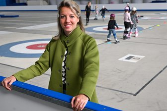 Eislaufen, Schwimmen, Eishockey: Rathaus-Empfehlung zu Kita-Kursen frustriert Chemnitzer Sportvereine - Stephanie Schneider leitet den Chemnitzer Eislaufclub. Der Verein holt regelmäßig Kita-Kinder zu Eislauf oder Skate-Schnupperkursen ab. Mehrere dieser Projekte wurden nun gestoppt.