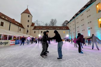 Eislaufen, Sonderschau und Solokonzert: Das erwartet die Mittelsachsen dieser Woche - Die Eisbahn im Hof von Schloss Freudenstein ist bis 22. Februar geöffnet.
