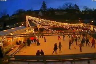 Über eine Webcam konnten Interessenten stets einen Blick auf die Eisbahn auf dem Parkplatz am "Klein-Erzgebirge" werfen. Meist war sie - so wie hier am 29. Dezember 2017 - sehr gut gefüllt.