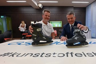 Eislaufen zurück in der Chemnitzer City - aber anders - Schlittschuhe können Eisläufer an der Kunststoff-Eisbahn leihen, die im Februar auf dem Neumarkt installiert werden soll. Sven Köhler (l.) von der Firma Glice, die die Bahn aufbaut, und Ringo Lottig, Vorstand der Siedlungsgemeinschaft, ließen die Kufen schon einmal über eine Kunststoffplatte gleiten.