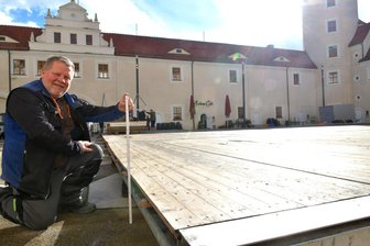 Eislaufsaison im Freiberger Schloss: Aufbau von Eisbahn und Festzelt in vollem Gange -