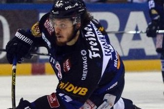 Eislöwen stürmen ins Halbfinale - Teemu Rinkinen brachte die Dresdner mit zwei Toren in Bremerhaven auf die Siegerstraße.