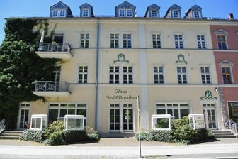 Eismacher für Bad Elster gesucht - Das Haus Stadt-Dresden an der Badstraße in Bad Elster. Hier möchte die Wohnungsbaugesellschaft gern ein Eiscafé etablieren.