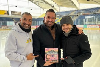 Eismärchen mit Robin Szolkowy in der Chemnitzer Eissporthalle - Robin Szolkowy, Choreograf der Show, Autor und Moderator René B. Werner und Musiker Mazze Wiesner (von links).