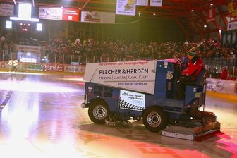 Eismaschine der Crimmitschauer Eispiraten geht kaputt - Vom Kunsteisstadion in Crimmitschau in die Werkstatt in Blumberg: Die Eismaschine muss für 11.000 Euro repariert werden. 