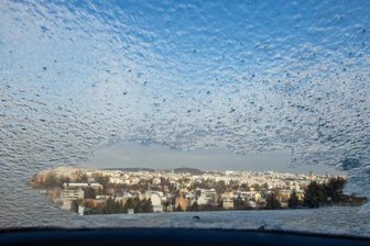 Eispanzer auf Autos und Straßen - Dicke Eisschichten auf den Autoscheiben erschwerten Verkehrsteilnehmern am Montagfrüh zusätzlich den Alltag. Regen gefror innerhalb von Sekunden, auch auf den Straßen und Fußwegen.