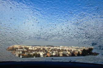 Eispanzer auf Autoscheiben, Straßen und Fußwegen sorgen im Vogtland für Unfälle - Dicke Eisschichten auf den Autoscheiben erschwerten Verkehrsteilnehmern am Montagfrüh zusätzlich den Alltag. Regen gefror innerhalb von Sekunden, auch auf den Straßen und Fußwegen.