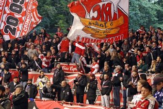 Eispiraten: 1000 Fans dürfen in den Sahnpark - Eishockeyfans im Kunsteisstadion im Sahnpark (Symbolbild).
