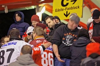 Eispiraten: Ärger und Aufregung im Gäste-Block - Der Eispiraten-Fanbeauftragte Norman Pilling war am Freitag im Gästeblock um Deeskalation bemüht.